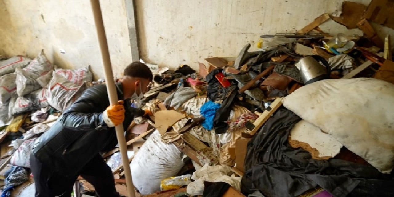 Mahalleyi krize sokan evden 168 ton çöp çıktı