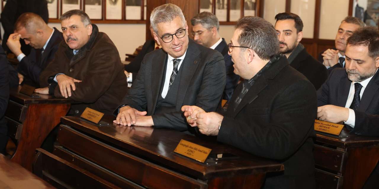 'Can güvenliği yok' deyip kapattıkları Erzurum Kongre Binası'na Bakan Memişoğlu'nu götürdüler