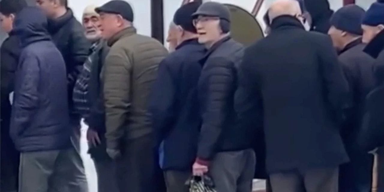 Ücretsiz olduğunu duyan yaşlısı genci sıraya girdi kuyruk saat külesine kadar uzadı