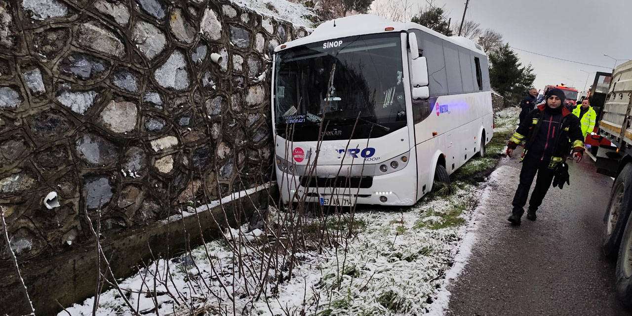 Yol kenarında bekleyen kazazedelere otobüs çarptı: Ölü ve yaralılar var!