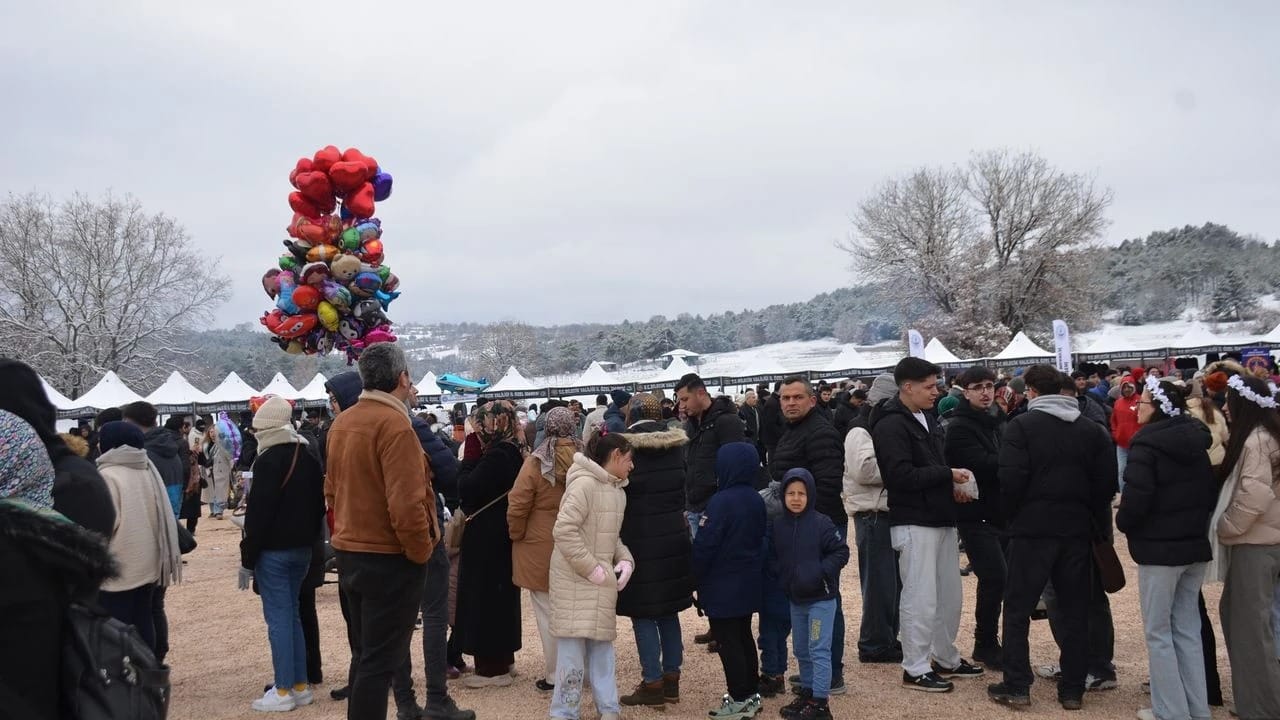 Tam 2 ton dağıtıldı yüzlerce kişi sıraya girdi