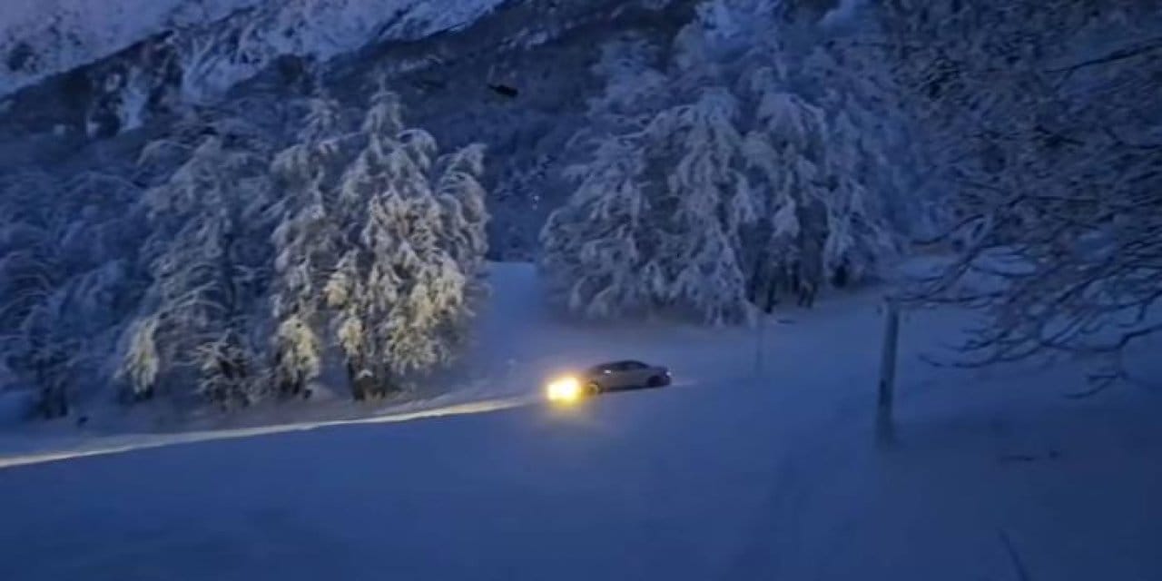 Avrupa'yı "kasıp kavuran" yeni trend: Kayak merkezinde arabayla kayak yapmak!