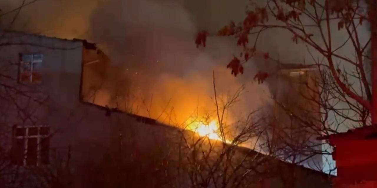 Ümraniye'de 3 katlı binada yangın çıktı: Vatandaşlar tahliye edildi