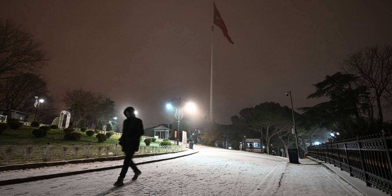 Meteoroloji açıkladı: İstanbul sokaklarını beyaza bürüyen kar ne zamana kadar devam edecek?