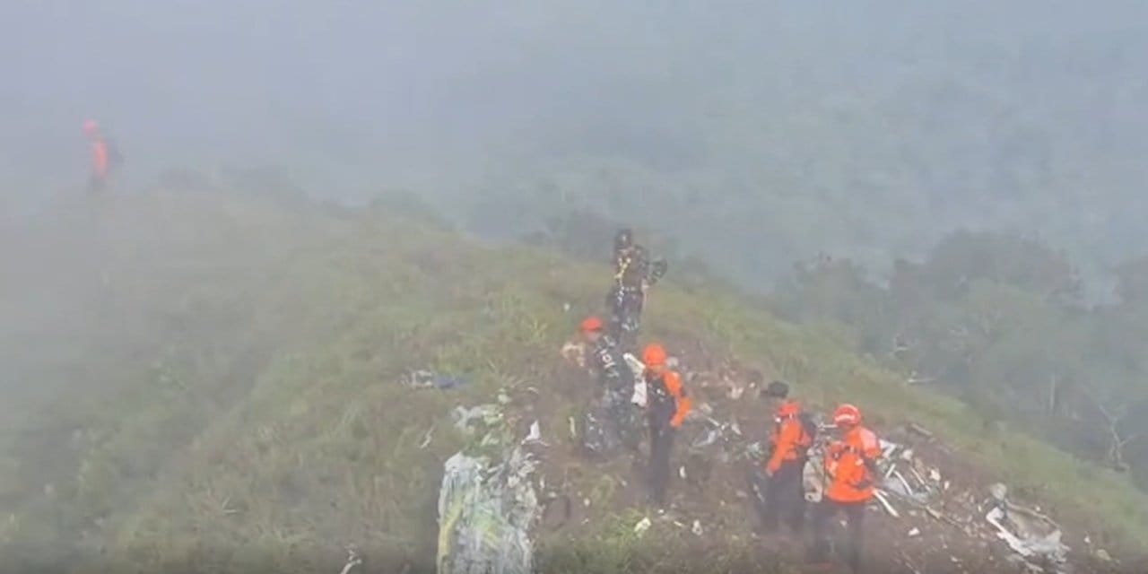 Endonezya'da bakanlık personelini taşıyan kayıp uçağın enkazına ulaşıldı
