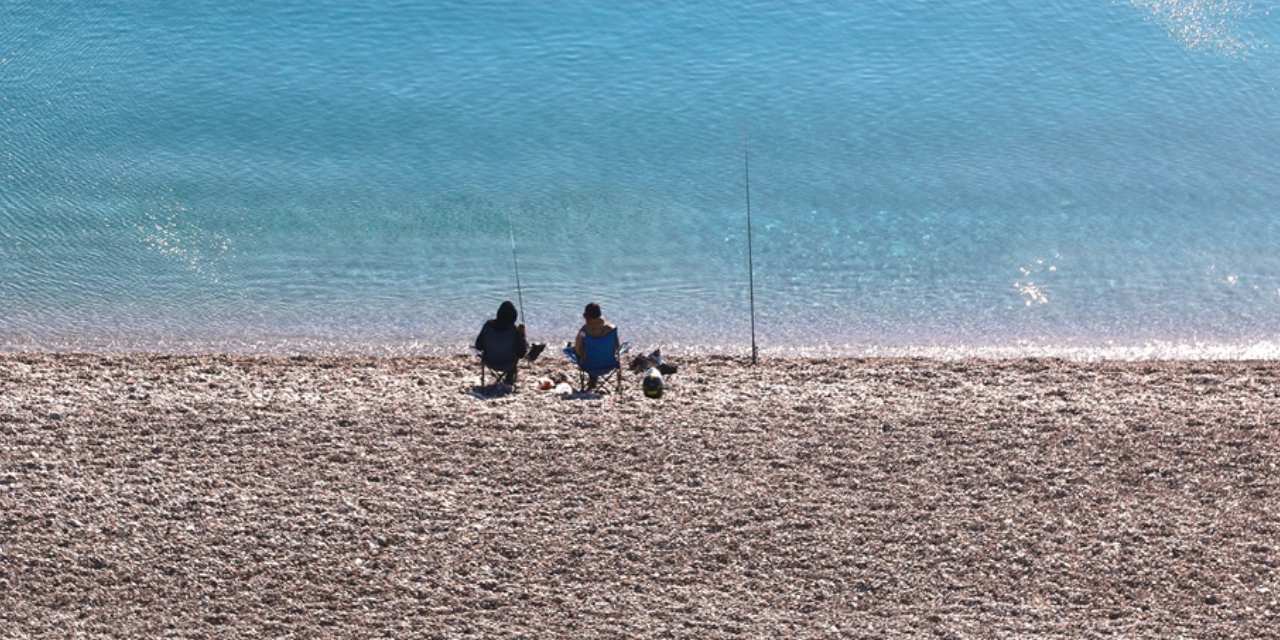 Yurt soğuklara teslim ama Antalya'da deniz keyfi var