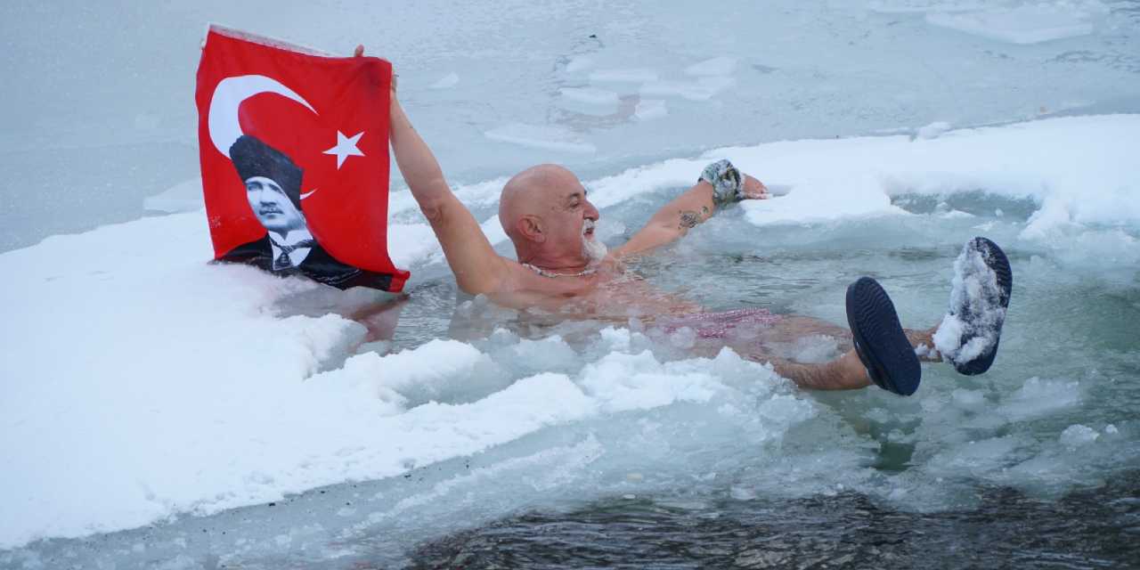 Buz gibi havaya aldırmadan 1300 rakımlık alanda yüzdüler