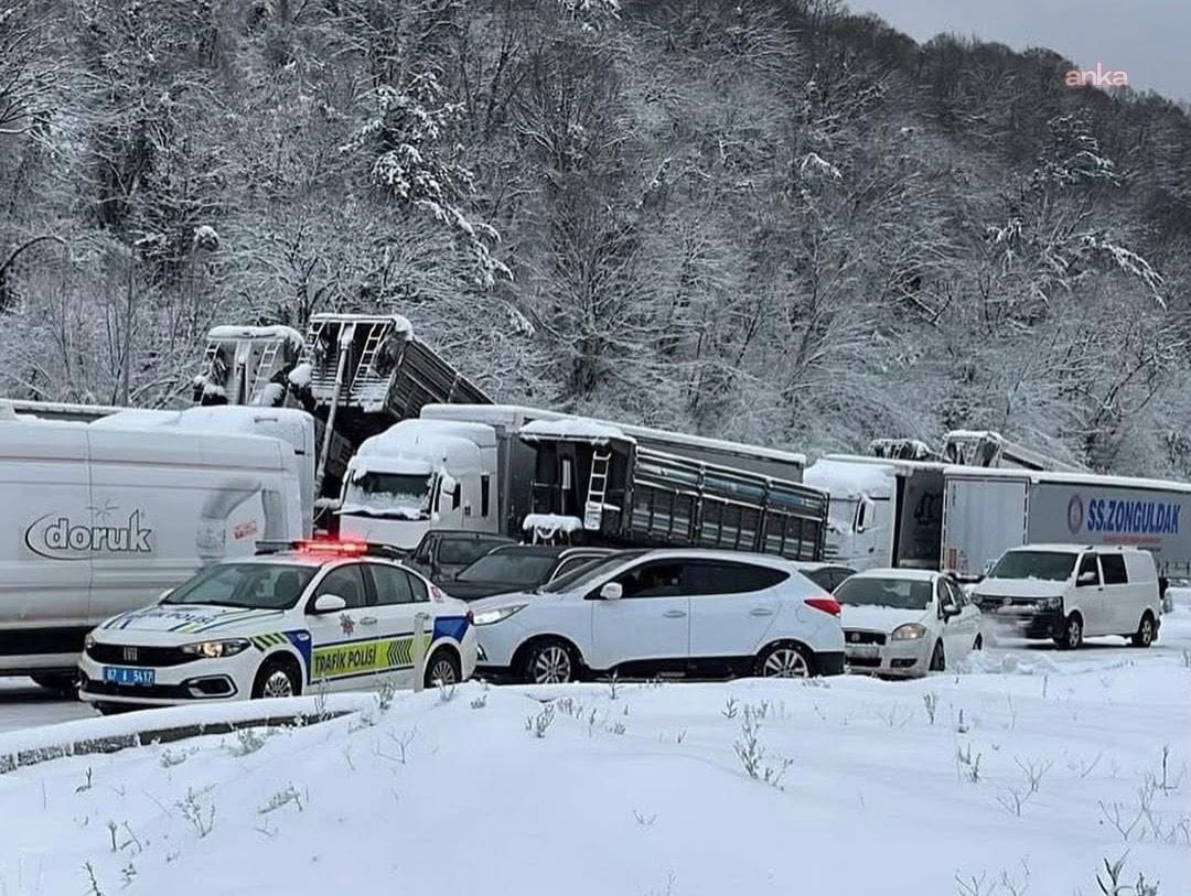 Zonguldak'ta kar ulaşımı felç etti: 82 köy yolu kapandı
