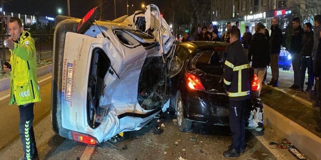 Bursa yolunda korkunç ölüm! Yakıtı biten otomobilinin yanında bekleyen sürücüye araç çarptı