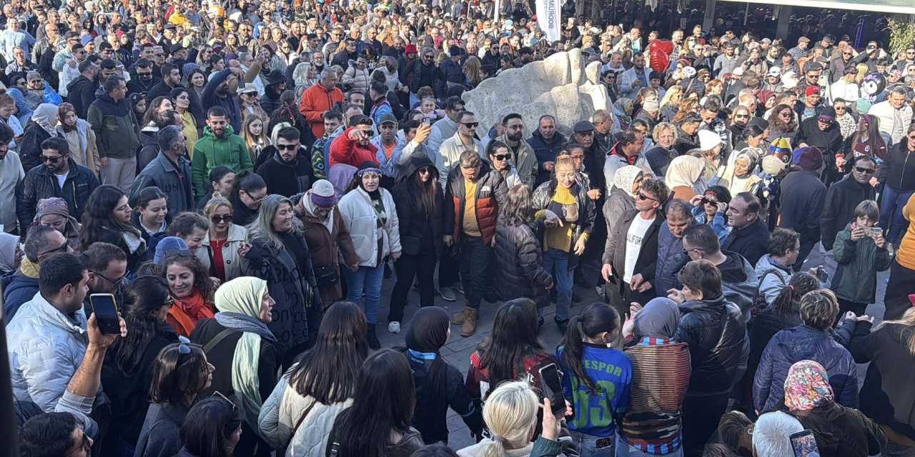 3 ton hamsi bedava dağıtıldı: Metrelerce kuyruk oluştu