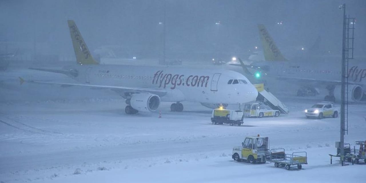 İstanbul'da 100'den fazla uçak seferine kar engeli