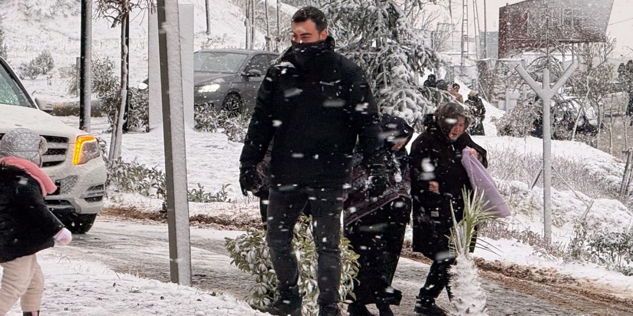 Lapa lapa yağan kar İstanbul'u etkisi altına aldı! Etraf beyaz örtüyle kaplandı