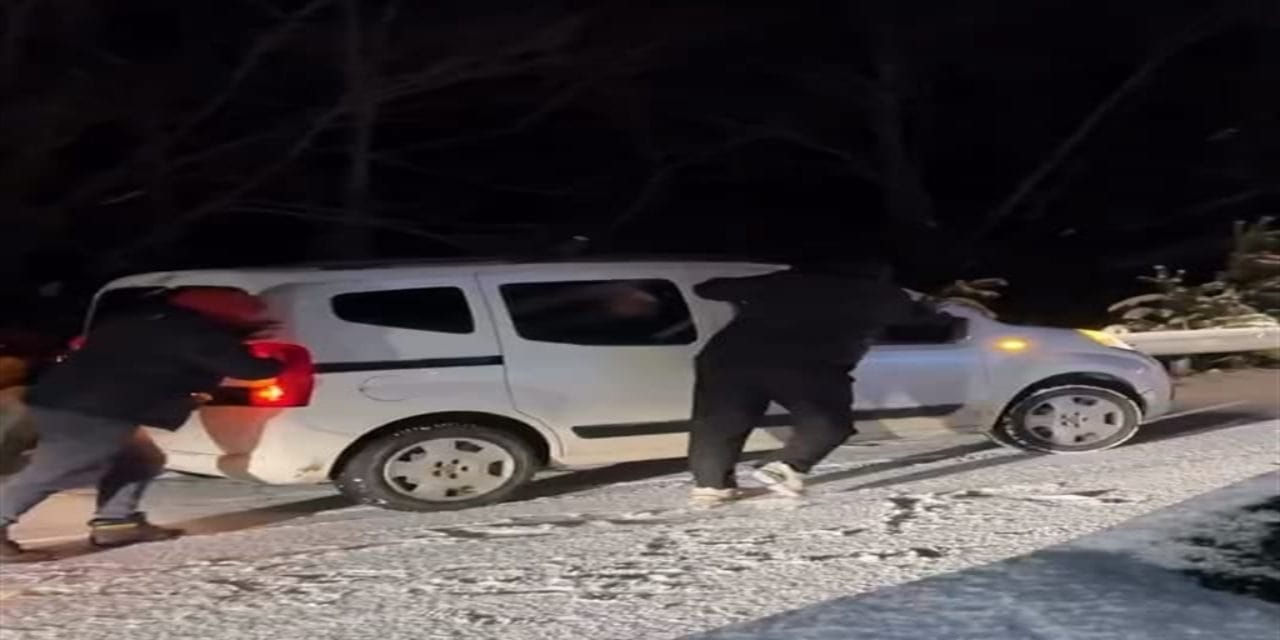 Bursa'da yoğun kar yağışı ulaşımı aksattı: Araçlar yolda mahsur kaldı