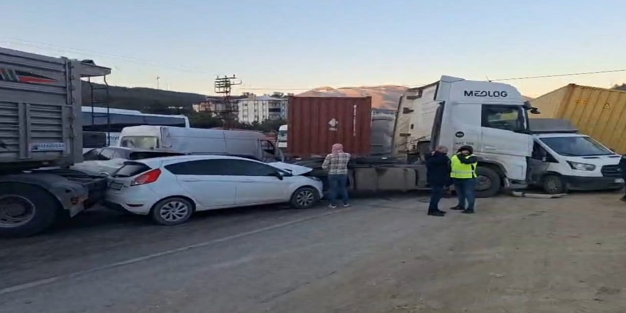 Hatay'da 11 araç birbirine girdi: Yaralılar var