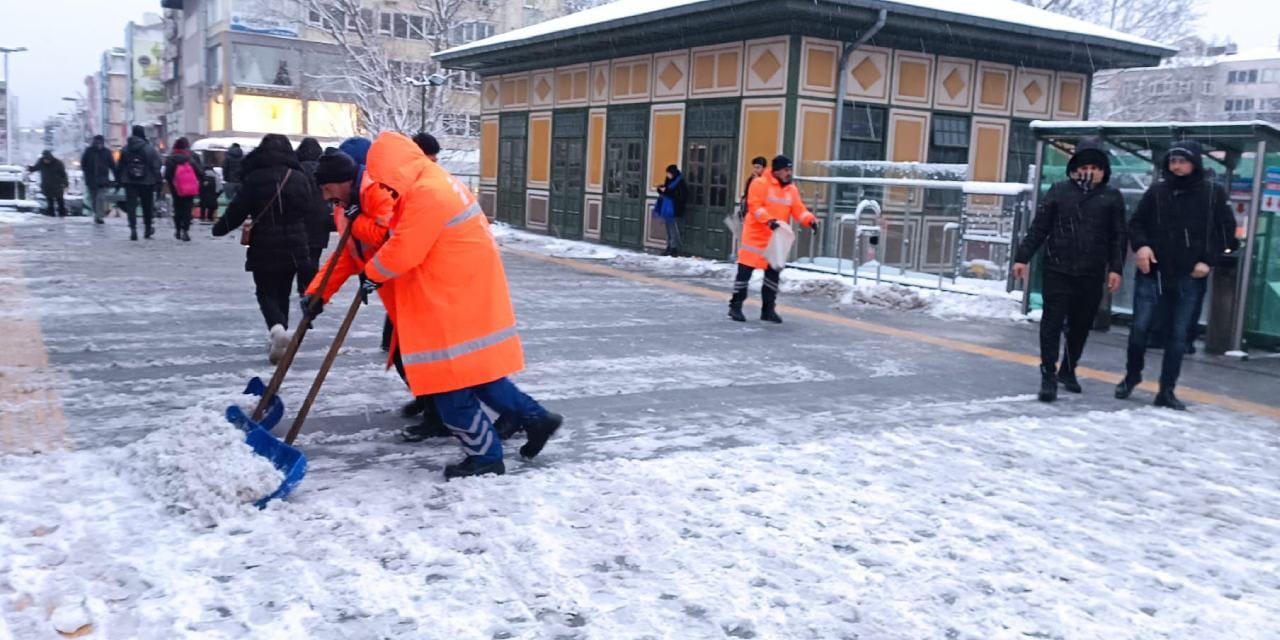 İstanbul’u kar vurdu ekipler alarma geçti! Trafik yoğunluğu yüzde 81’i gördü