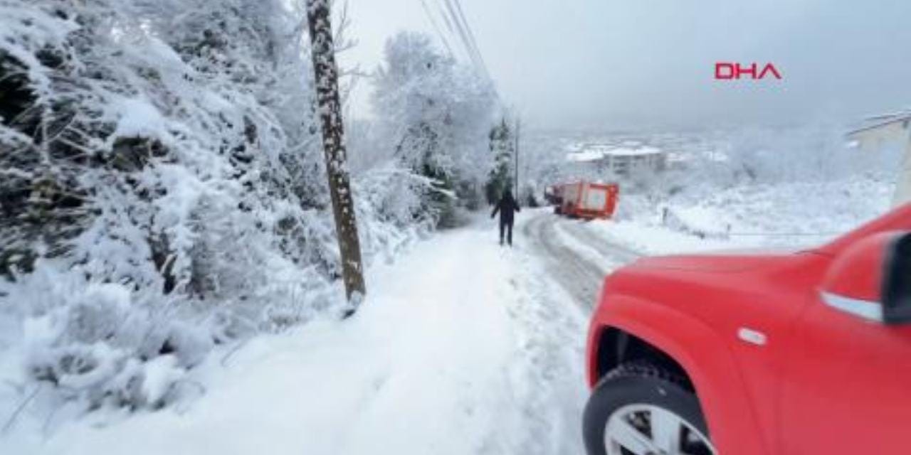 Karla kaplı yolda geri geri kaydı, temizlik işçisini sıkıştırdı!