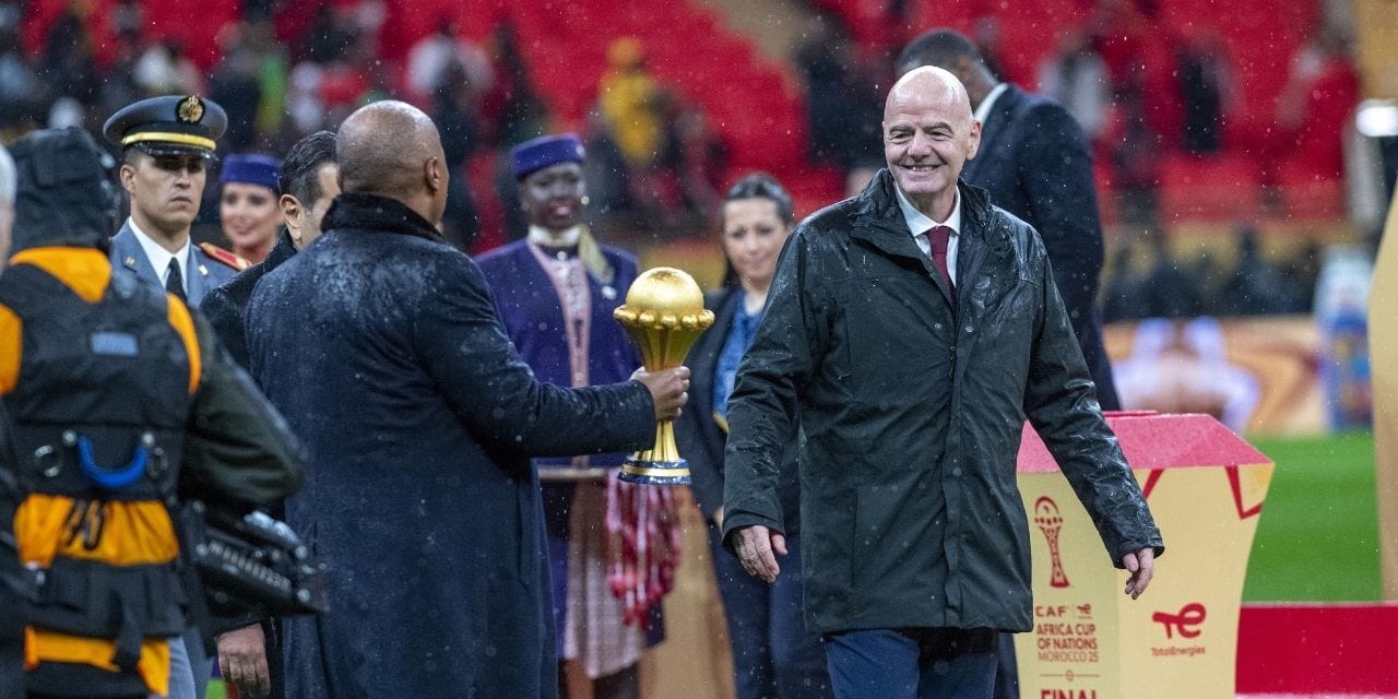 FIFA şampiyon takımı kınadı: Infantino göreve çağırdı