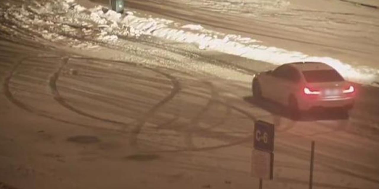 Karla kaplı otoparkta drift attılar: Ehliyetleri alındı