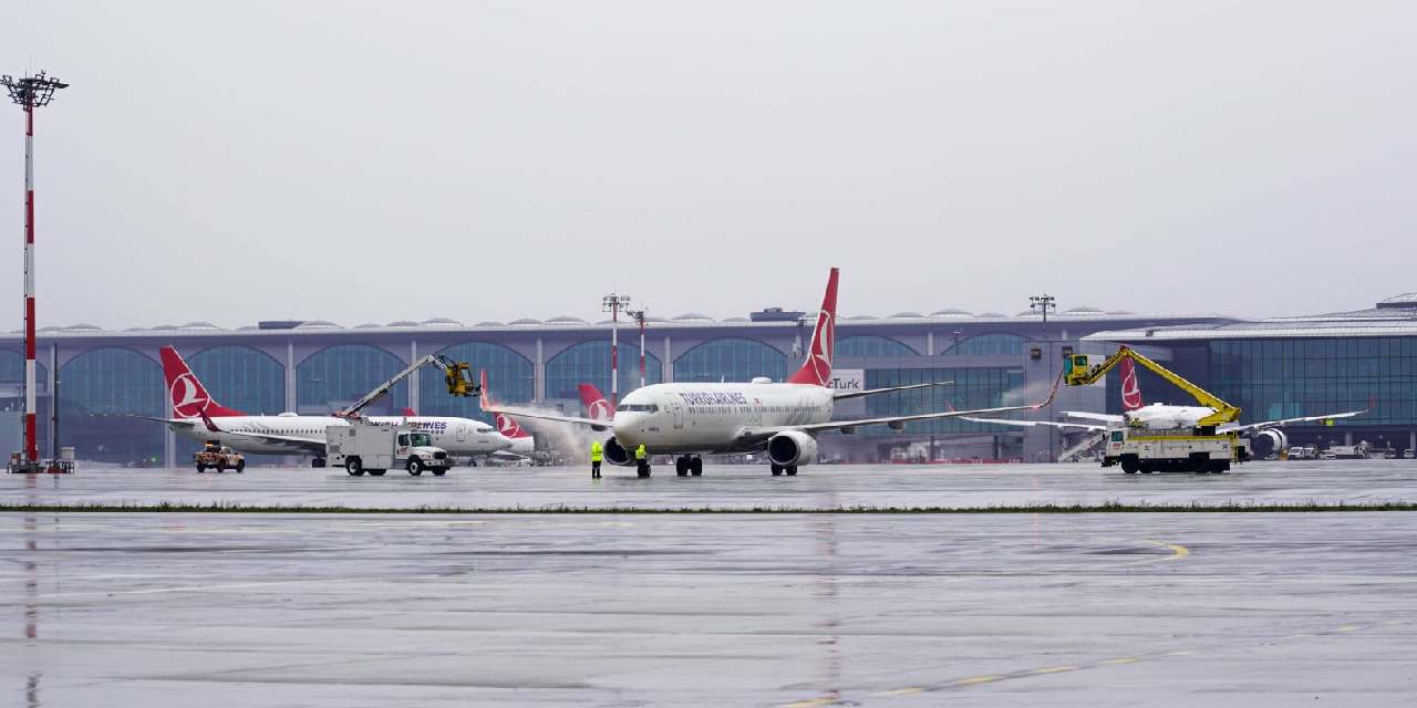 İstanbul'u kar vurdu: Uçak seferleri durdu mu?