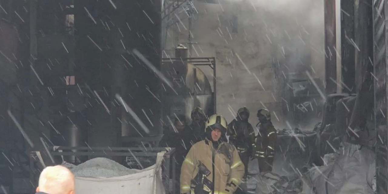 Arnavutköy'deki plastik fabrikasında yangın