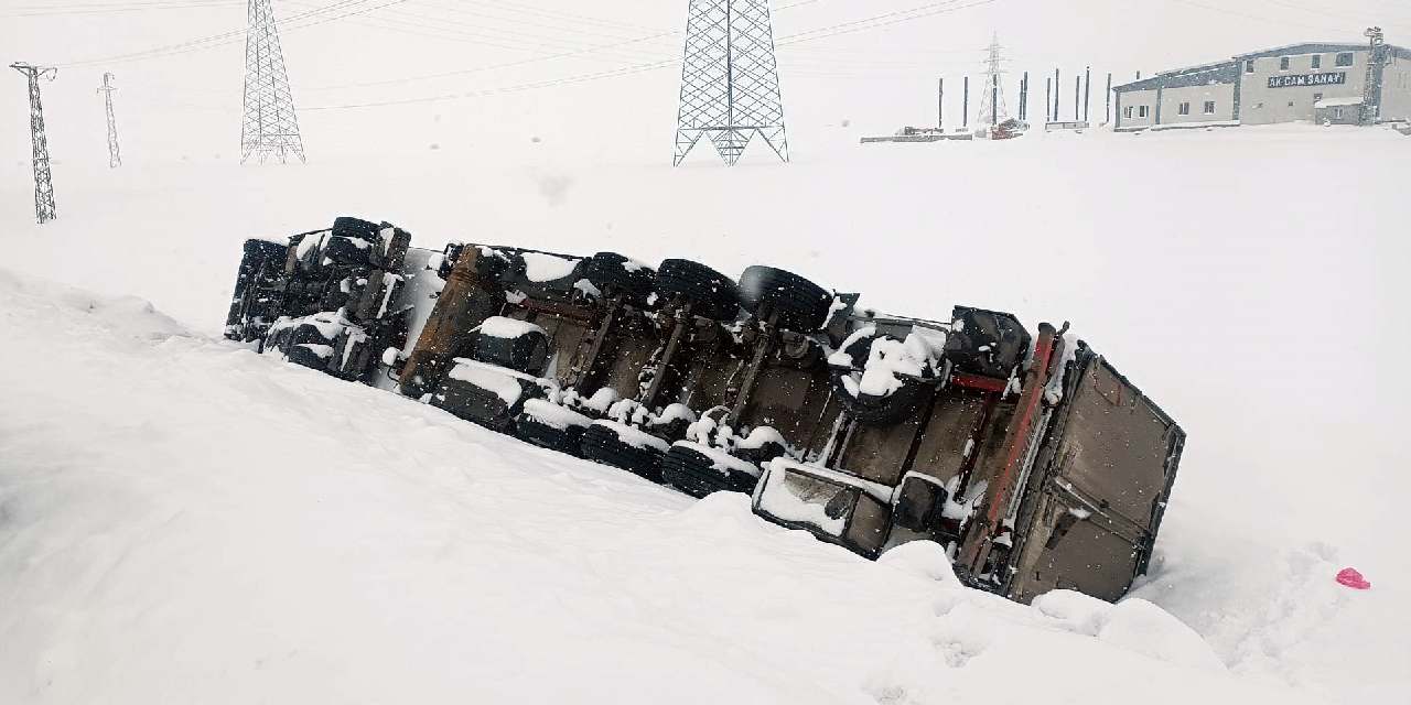 Kar ve tipi kazaya neden oldu: TIR devrildi