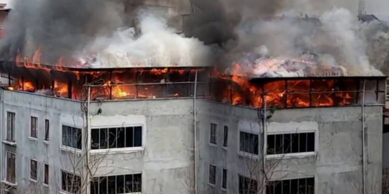 Binanın çatısı alev topuna döndü!