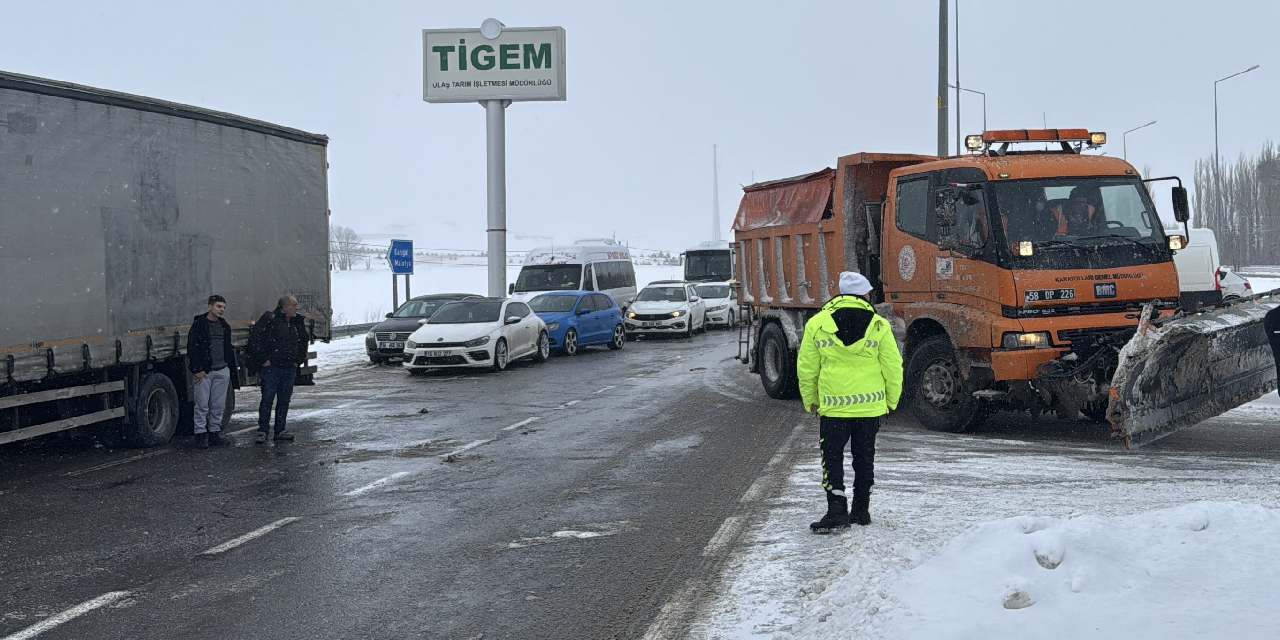 Sivas-Malatya kara yolu ulaşıma kapandı!