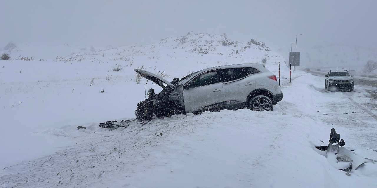 Otomobil refüje çarptı: Yaralılar var
