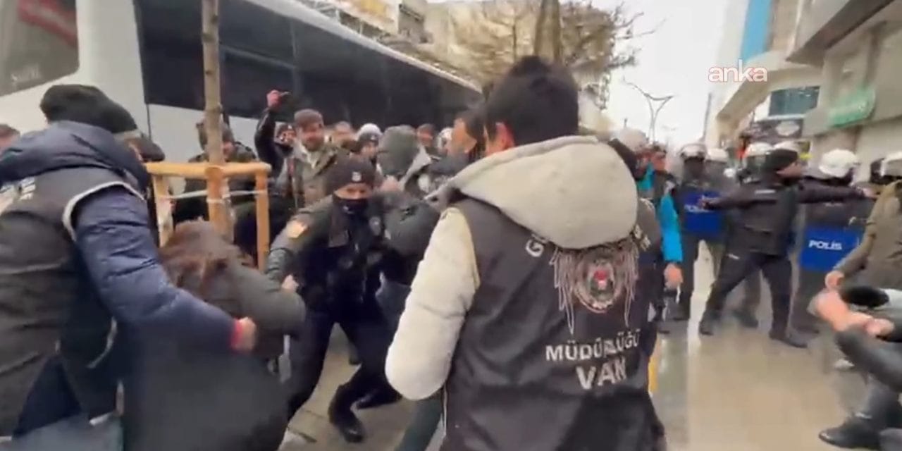 Van'daki yürüyüşe polis müdahalesi: Yerine kayyum atanan Abdullah Zeydan dahil çok sayıda gözaltı!