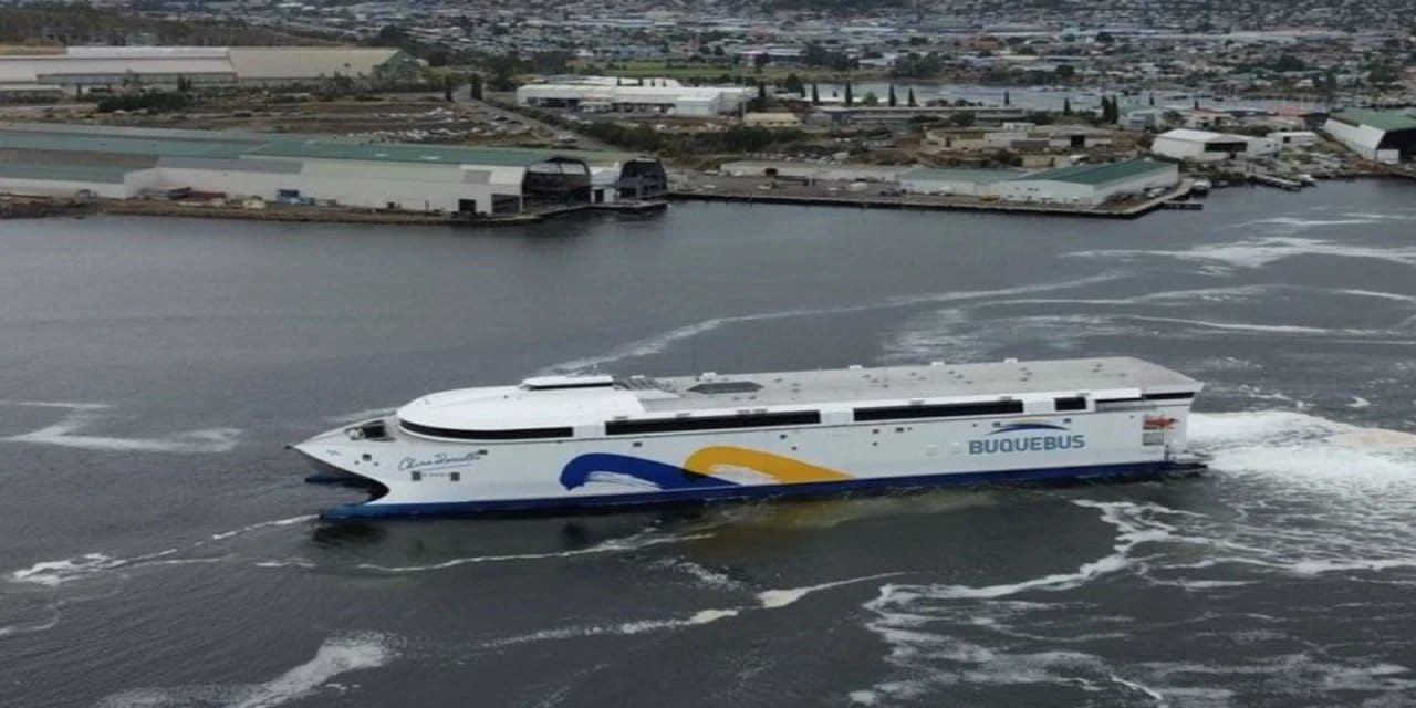 Dünyanın en büyük elektrikli feribotu suya indi