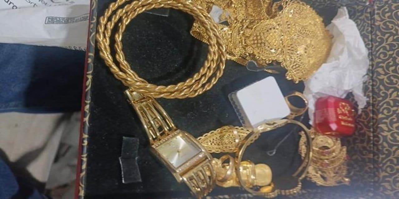 Kumaş poşetini açınca gözlerine inanamadı: Kur'an sandığı kutudan servet çıktı