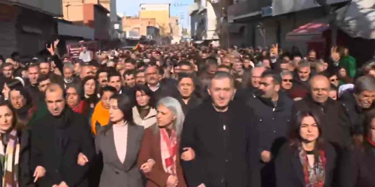 DEM Parti'den Suriye sınırında önce yürüyüş sonra grup toplantısı!