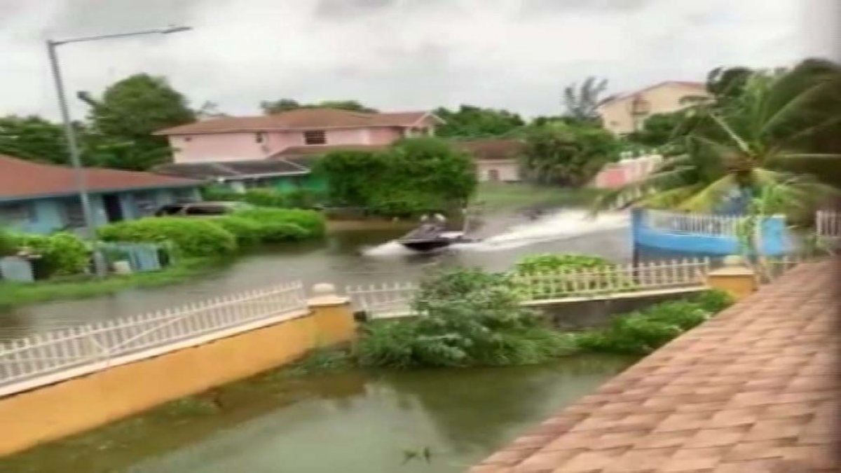 Sel sularında jet ski yaptı!