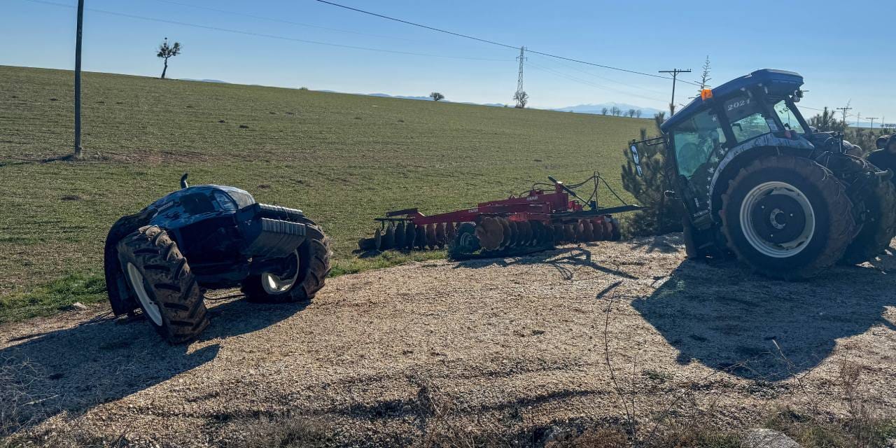 Panelvanla çarpışan traktör kibrit çöpü gibi kırıldı! Bir yaralı