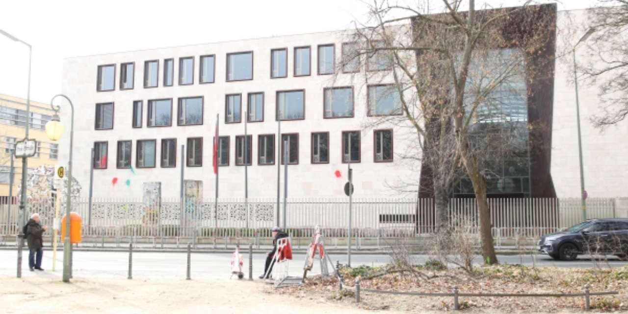 Berlin'de Türkiye Büyükelçiliği'ne saldırı!