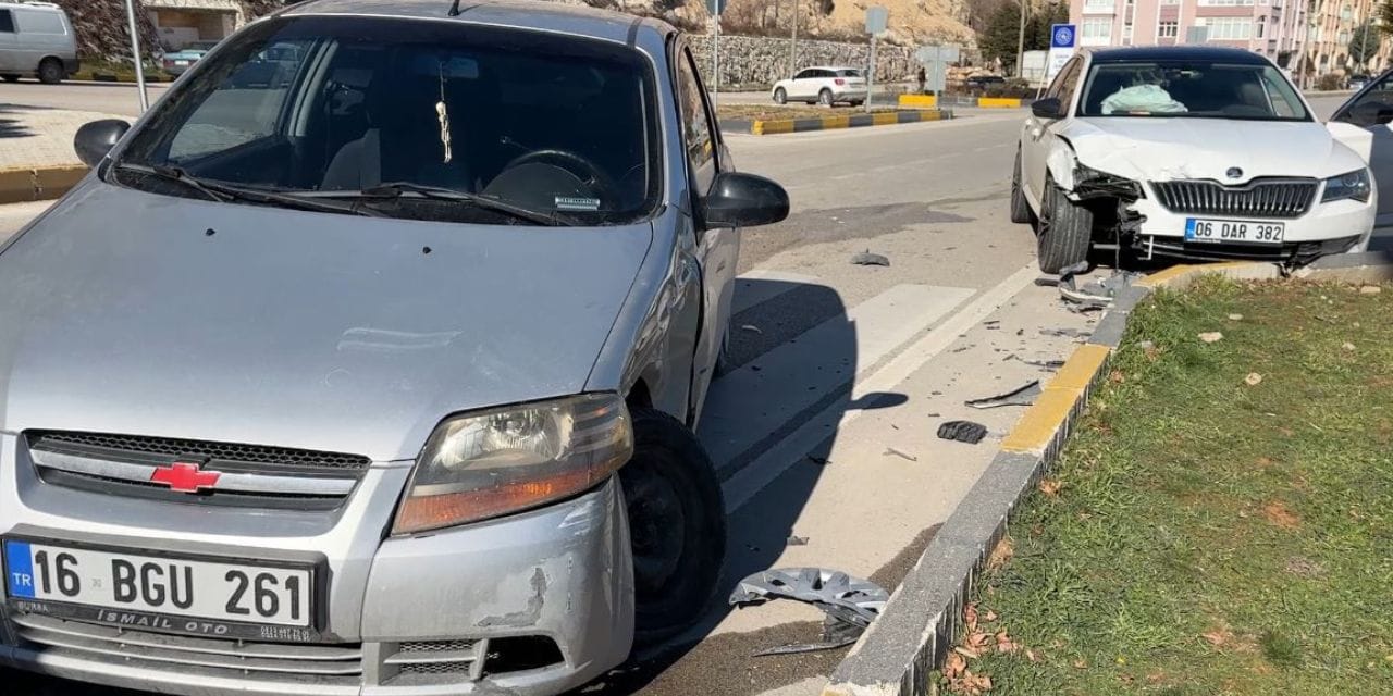 Isparta'da otomobiller çarpıştı: 1'i çocuk 3 yaralı