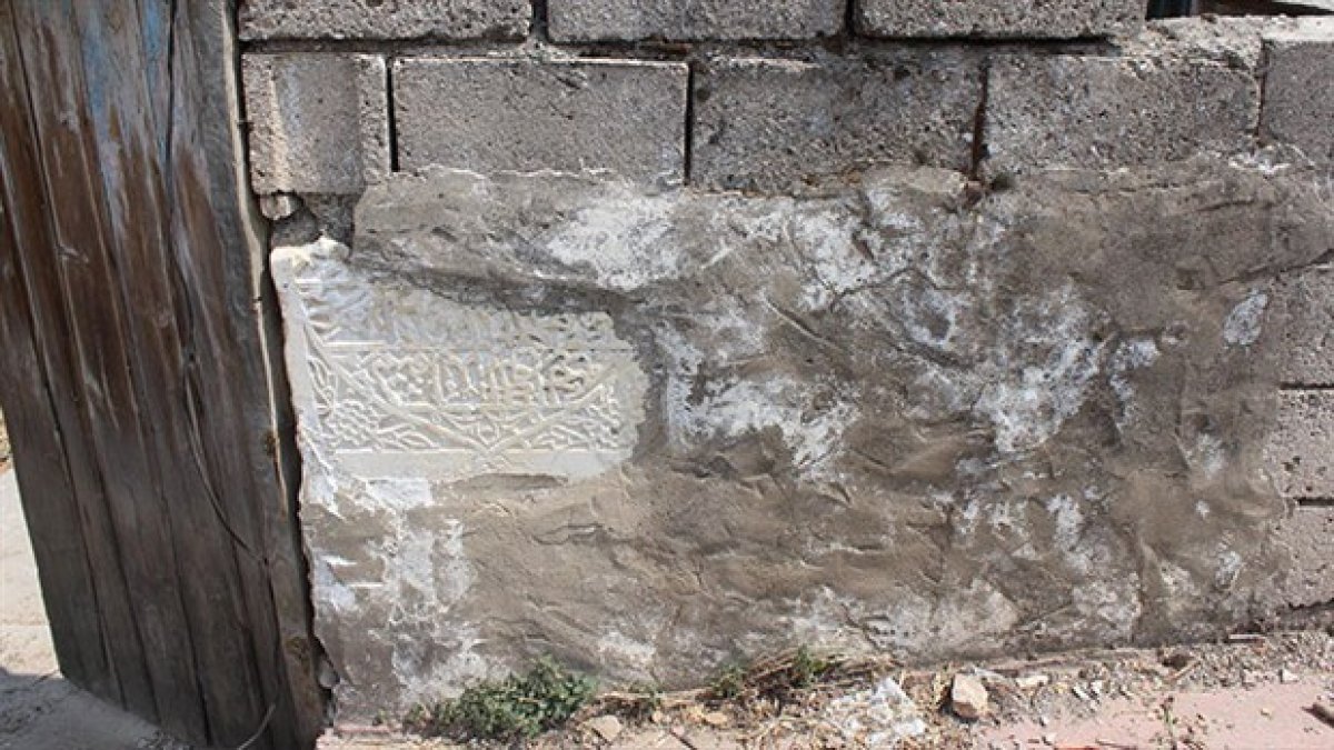 Tarihi eserleri, evlerin duvarlarının yapımında kullanmışlar