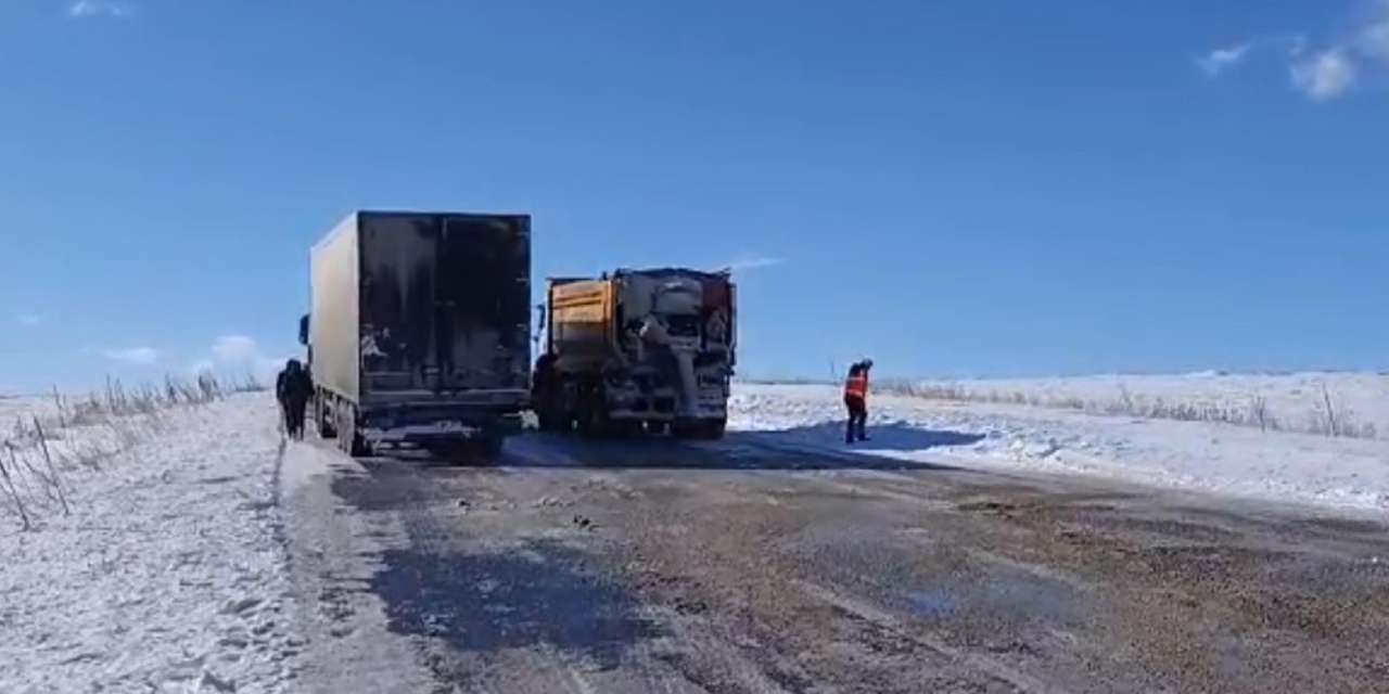 Kars'ta kar esareti: TIR makas attı Gürcistan yolu kapandı!