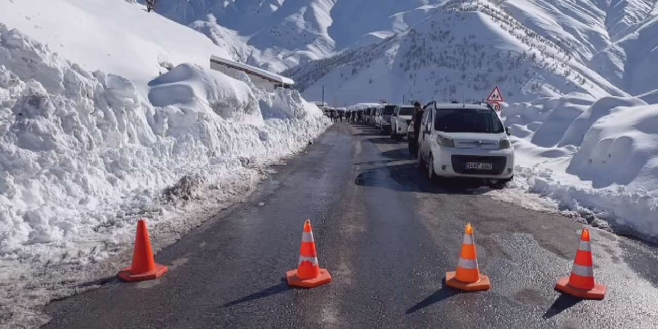 Şırnak-Hakkari kara yolu çığ tehlikesi sebebiyle ulaşıma kapatıldı