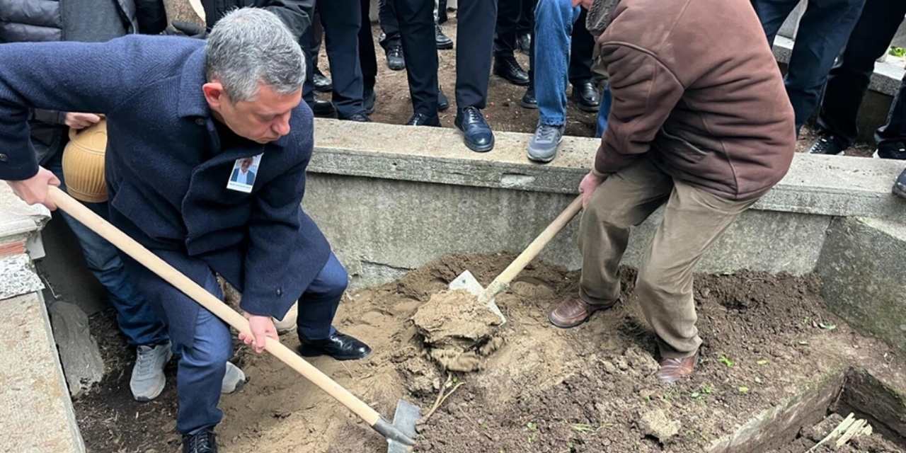 Özgür Özel Manisa'da cenaze törenine katıldı