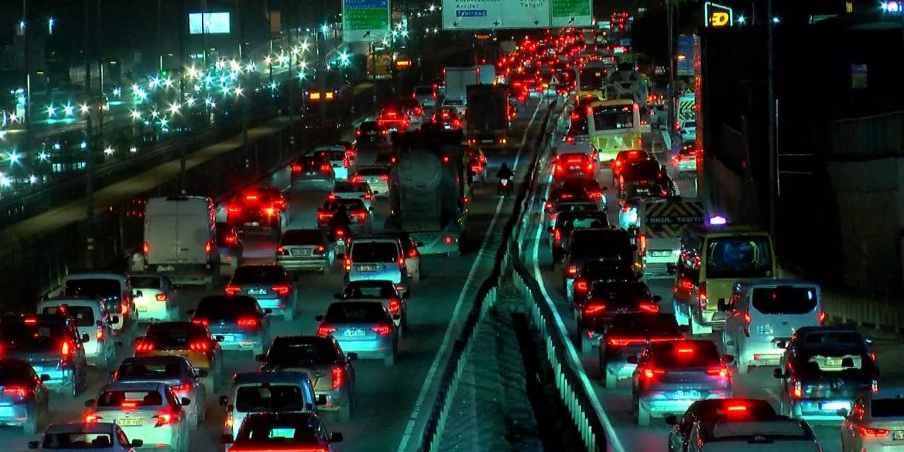 İstanbul'da trafik devam ediyor! İşte son durum...