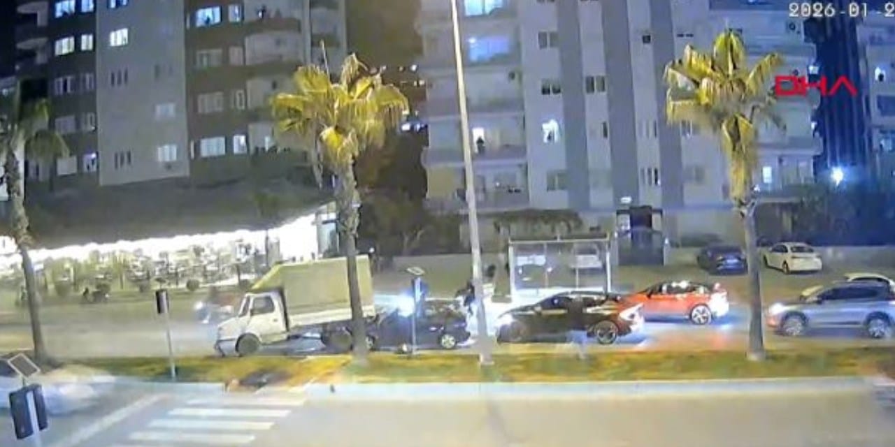 Mersin'de zincirleme kaza: O anlar güvenlik kamerasında