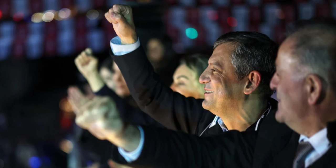 Son ankette AKP'ye İstanbul'da soğuk duş! Özel Erdoğan'a 'sana avans' veriyorum demişti