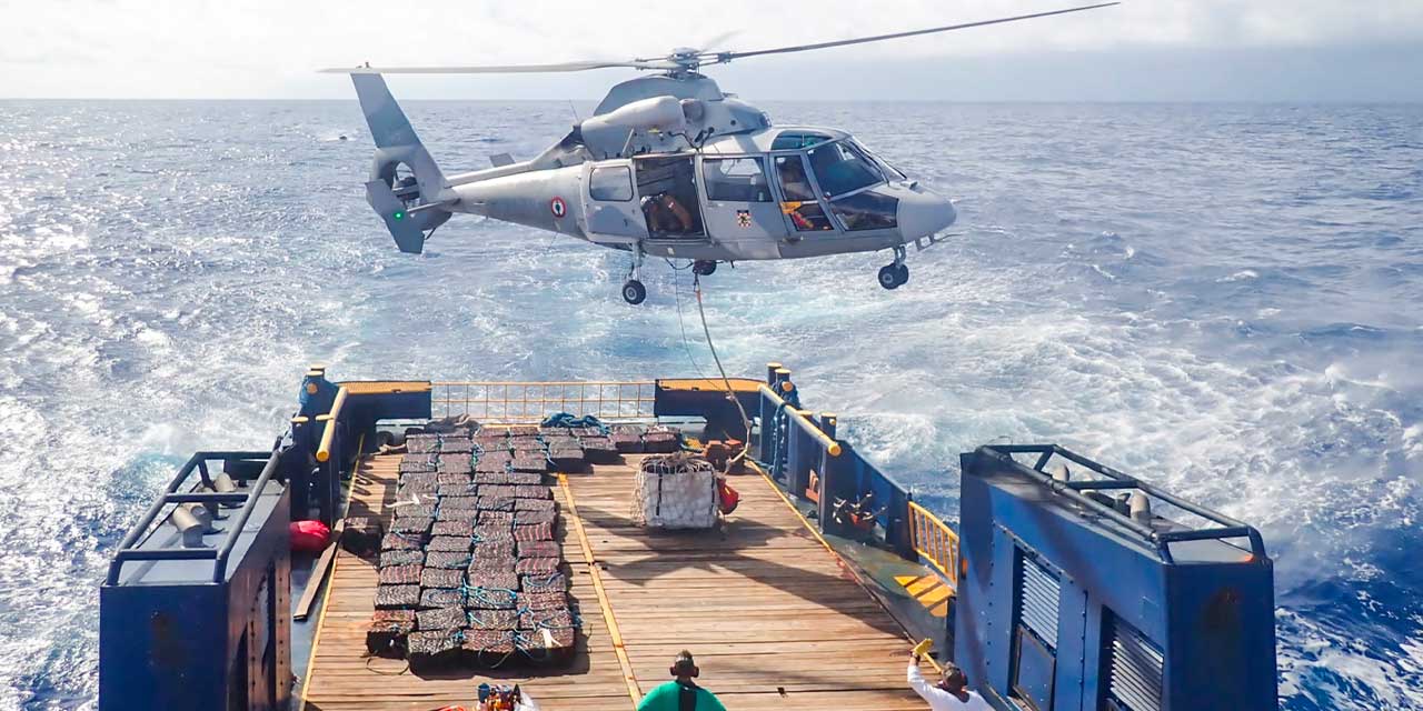 Okyanusun ortasındaki gemiyi helikopterle bastılar: 5 ton kokain çıktı