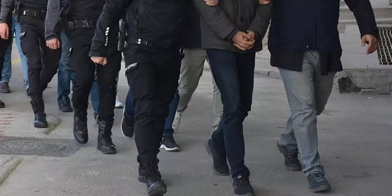 İki ilde 12 düzensiz göçmen yakalandı