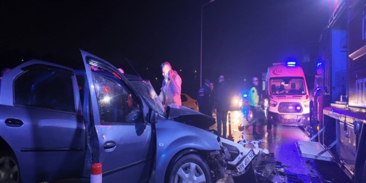 İzmir’de otomobiller birbirine girdi: 2’si ağır 6 yaralı