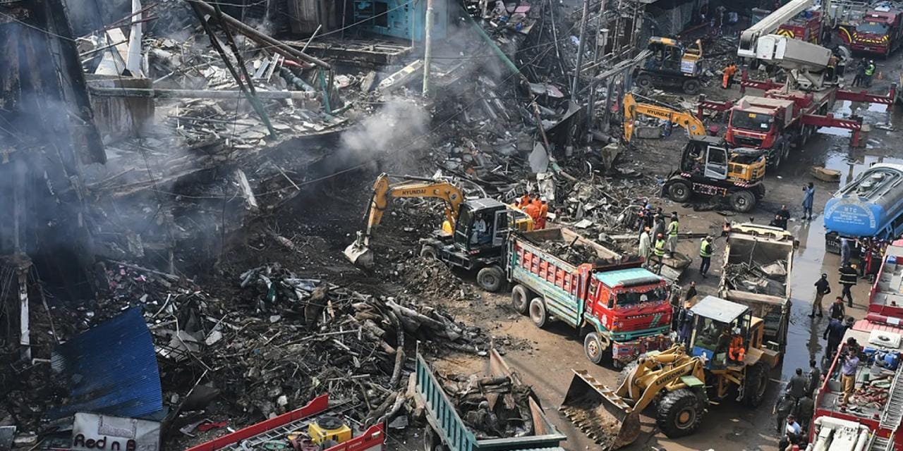 Pakistan'da AVM yangınında bilanço ağırlaşıyor: Ölü kaybı 71'e yükseldi