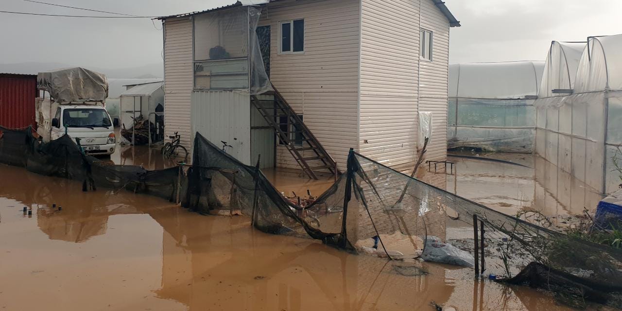 Antalya'da sel felaketi: Ev ve seraları su bastı!