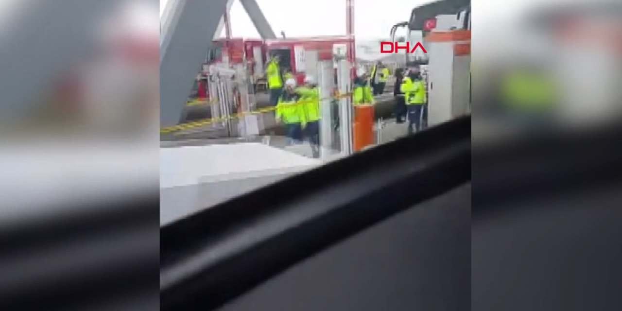 Son Dakika | Kuzey Marmara Otoyolu gişesinde feci kaza! Araçta sıkışan yolcular için ekipler seferber oldu