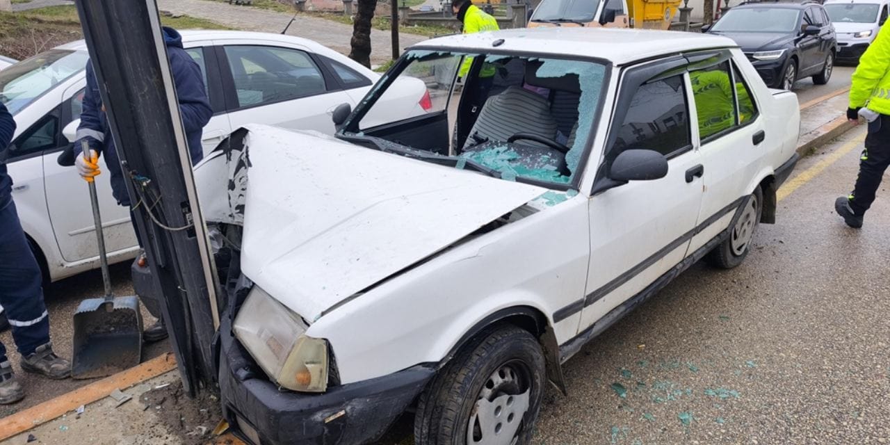 Direğe çarpan otomobil hurdaya döndü! 2 yaralı